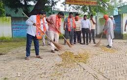 Cleanliness drive : मनोहरपुर के प्राथमिक विद्यालय में क्षेत्रीय अधिकारियों ने चलाया स्वच्छता अभियान ?