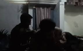 Attack on police : चीखती-चिल्लाती महिलाओं ने फाड़ दी 2 दरोगा की वर्दी हापुड़ में दबिश देने पहुंची पुलिस पर अटैक का वीडियो सामने आया