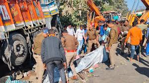 Seriously injured : तल्हेडी कस्बे के मुख्य चौराहे पर हुए डंपर की जोरदार टक्कर से बाइक चालक गम्भीर रूप से घायल ?