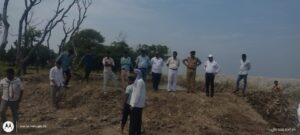 Water hyacinth : अंबेडकरनगर सीमा पर ग्रामीणों ने की विसर्जन स्थल की सफाई मझुई नदी में दुर्गा प्रतिमाओं के विसर्जन से पहले हटाया जलकुंभी,की सफाई ?