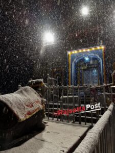 Kedarnath Dham News: ऊंची चोटियों पर तीसरे दिन भी बर्फबारी, केदारनाथ में जमने लगा पानी ?
