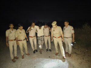 Attempted robbery : हाथरस में पुलिस मुठभेड़ में एक बदमाश घायल दूसरा साथी गिरफ्तार, एक व्यापारी के घर में घुसकर की थी लूटपाट की कोशिश ?