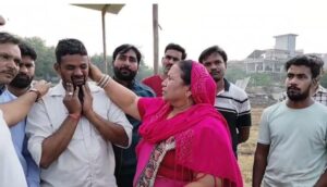 President Hemlata Patel :  फतेहपुर  पटाखा मार्केट में भीषण आग लगने से सब कुछ हुआ खाक ,गुलाबी गैंग लोकतांत्रिक अध्यक्ष हेमलता पटेल मौके पर पहुंचीं ?