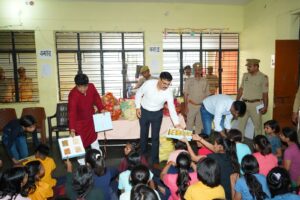 Shared happiness : पुलिस ने वृद्धाश्रम में मनाई दीपावली बुजुर्गों को मिठाई-वस्त्र भेंट कर खुशियां बांटीं ?