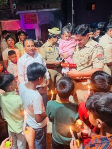 Harijan Chaupal : कांधला पुलिस ने दी अनोखी मिसाल दीपावली मनाई गरीब और जरूरतमंद बच्चों के संग, खुशियों से झिलमिलाया हरिजन चौपाल ?