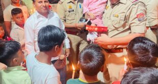 Harijan Chaupal : कांधला पुलिस ने दी अनोखी मिसाल दीपावली मनाई गरीब और जरूरतमंद बच्चों के संग, खुशियों से झिलमिलाया हरिजन चौपाल ?