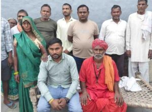 Dead son : 13 साल बाद घर लौटा 'मरा' बेटा, सांप के डसने से हुई थी 'मौत', परिजनों ने बहा दिया था गंगा में फिल्मों जैसी रियल स्टोरी ?