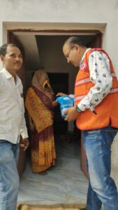 Free medicine : डॉ. अनुराग श्रीवास्तव ने जरौली गांव में डेंगू बचाव हेतु निःशुल्क औषधि वितरण किया ?