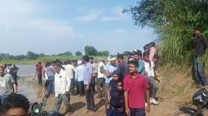 No life left : आगरा में मूर्ति विसर्जन के समय टूटा परिवारों का सहारा नदी में डूबे 11 लोग, 5 को निकाला गया बाहर, 4 की नहीं बची जान ?