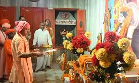 Vijayadashami 2025: विशिष्ट पूजन कर गोरक्षपीठाधीश्वर ने की विजयदशमी उत्सव की शुरुआत, तस्वीरों में देखें CM योगी का यह रूप ?