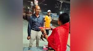 Kanpur News: पति ड्यूटी में बिजी, पत्नी खुद पहुंच गई रेलवे स्टेशन फिर प्लेटफॉर्म पर खोला करवा चौथ का व्रत ?