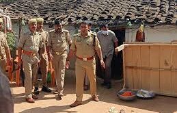 Shot with a pistol : दिल्ली में नौकरी करता था पति, अवैध संबंधों के शक में पत्नी के मारी गोली, फिर खुद को तमंचे से उड़ाया ?