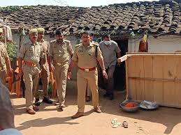 Shot with a pistol : दिल्ली में नौकरी करता था पति, अवैध संबंधों के शक में पत्नी के मारी गोली, फिर खुद को तमंचे से उड़ाया ?