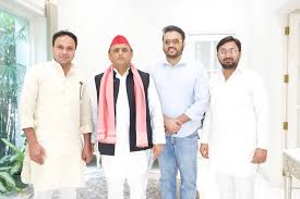 Meeting with Akhilesh Yadav : पूर्व सांसद हाजी फज़लूर्रहमान के बेटे मोनिस रज़ा की लखनऊ में सपा अध्यक्ष अखिलेश यादव से मुलाक़ात ?