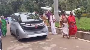 Driverless car : ड्राइवरलेस कार में बैठे संत और वीडियो हो गया वायरल ?