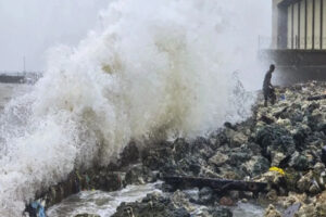 Sri Lanka storm : श्रीलंका में तूफान दितवाह से 123 की मौत और 130 लापता, बंदरानाइक एयरपोर्ट पर भारत ने बनाया हेल्प डेस्क ?