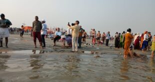 Crowd of devotees : कार्तिक पूर्णिमा पर गढ़ मेले में उमड़ी श्रद्धालुओं की भीड़ ?