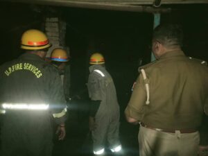 Anger : जौनपुर में अधिवक्ताओं ने कोर्ट गेट बंद किया:पुलिस को परिसर में प्रवेश करने से रोका, मुकदमे दर्ज किए जाने से आक्रोश ?