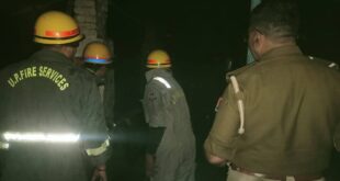 Anger : जौनपुर में अधिवक्ताओं ने कोर्ट गेट बंद किया:पुलिस को परिसर में प्रवेश करने से रोका, मुकदमे दर्ज किए जाने से आक्रोश ?