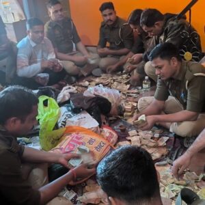 Policemen UP: के गांजा तस्कर के घर 2 करोड़ कैश मिला पुलिसवाले गिनते-गिनते थके; झोले-बोरे में रखे थे 100, 50 और 20 रुपए के नोट ?