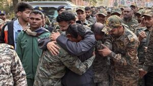 SP and Jawan : माओवादी मुठभेड़ में बलिदान देने वाले आशीष शर्मा को अंतिम विदाई देते हुए रो पड़े बालाघाट के एसपी और जवान ?