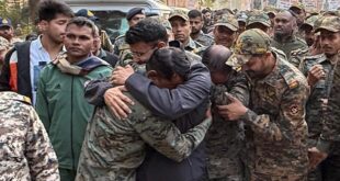 SP and Jawan : माओवादी मुठभेड़ में बलिदान देने वाले आशीष शर्मा को अंतिम विदाई देते हुए रो पड़े बालाघाट के एसपी और जवान ?