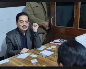 Muzaffarnagar : मुजफ्फरनगर के CMO बिजनौर क्लीनिक पर रंगे हाथ पकड़े गए; टॉयलेट में छिपे, पुलिस ने पाँच मिनट में दबोचा ?