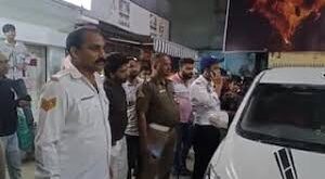 The uniform was also torn : मुजफ्फरनगर में ट्रैफिक पुलिसकर्मी की सरेआम पिटाई, कार सवार दबंगों वर्दी भी फाड़ी ?