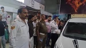 The uniform was also torn : मुजफ्फरनगर में ट्रैफिक पुलिसकर्मी की सरेआम पिटाई, कार सवार दबंगों वर्दी भी फाड़ी ?