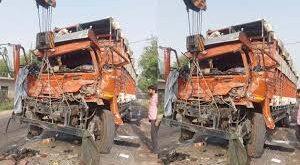 Horrific road accident : भीषण सड़क हादसा: डीसीएम ने डिवाइडर तोड़कर ट्रक से टक्कर मारी, चालक और खलासी की मौत ?