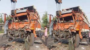Horrific road accident : भीषण सड़क हादसा: डीसीएम ने डिवाइडर तोड़कर ट्रक से टक्कर मारी, चालक और खलासी की मौत ?