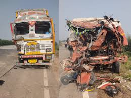 Death of the sailor : जौनपुर में भीषण सड़क हादसा: डीसीएम ने डिवाइडर तोड़ ट्रक में मारी टक्कर, चालक और खलासी की मौत ?