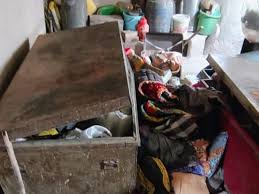 Stolen by unknown thieves : हापुड़ में गढ़: गंगा स्नान गए परिवारों के दो घरों में अज्ञात चोरों ने चोरी की ?