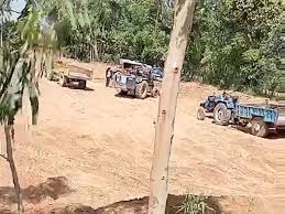 Mining : अमरोहा में धड़ल्ले से चल रहा मिट्टी का अवैध खनन माफियाओं ने खेतों को आठ-आठ फीट तक खोदा, मशीन से किया जा रहा खनन ?
