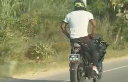 Playing with life : मुजफ्फरनगर में हाईवे पर युवक का खतरनाक बाइक स्टंट:बिना स्टीयरिंग संभाले बाइक चलाई, जान से खिलवाड़ ?