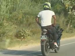 Playing with life : मुजफ्फरनगर में हाईवे पर युवक का खतरनाक बाइक स्टंट:बिना स्टीयरिंग संभाले बाइक चलाई, जान से खिलवाड़ ?