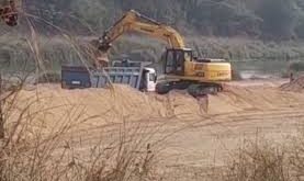 Collusion with the police : झिंझाना में अवैध रेत खनन, पुलिस पर मिलीभगत का आरोप ग्रामीणों ने डीएम से शिकायत की, पकड़े वाहन छोड़े जाने का दावा ?