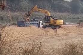 Collusion with the police : झिंझाना में अवैध रेत खनन, पुलिस पर मिलीभगत का आरोप ग्रामीणों ने डीएम से शिकायत की, पकड़े वाहन छोड़े जाने का दावा ?