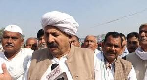 Demanded a bribe : किसान ने IAS के पैर पकड़े, लेखपाल ने रिश्वत मांगी मेरठ में जमीन विवाद, डीएम ने तीन सदस्यीय टीम गठित की ?