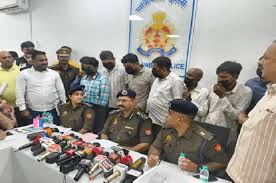 Will blow your mind : पकड़ा गया UP Police का घूसखोर इंस्पेक्टर 4 लाख की रिश्वत लेते रंगे हाथों गिरफ्तार पूरा मामला उड़ा देगा होश ?