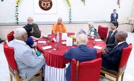 UP CM: आवास की नई नेमप्‍लेट-आदित्‍यनाथ योगी-मुख्‍यमंत्री, पता-5 कालिदास मार्ग, लखनऊ ?