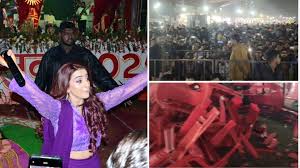 Chairs broken : बाराबंकी में अक्षरा सिंह के Live शो में हंगामा बेकाबू हुई भीड़, सैकड़ों कुर्सियां टूटीं ?