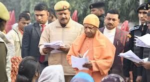 Heard the complaint : गोरखपुर सीएम ने जनता दरबार लगाकर 200 लोगों की फरियाद सुनी  ?