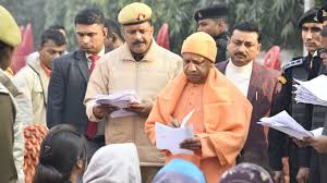 Heard the complaint : गोरखपुर सीएम ने जनता दरबार लगाकर 200 लोगों की फरियाद सुनी  ?