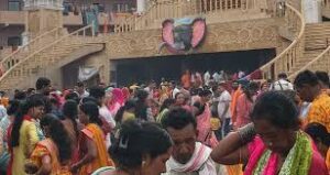 People trampled : आंध्र प्रदेश के वेंकटेश्वर मंदिर में भगदड़, 10 की मौत:एकादशी पर ज्यादा भीड़ से रेलिंग टूटी; महिलाएं और बच्चे चिल्लाते रहे, लोग रौंदते गए ?