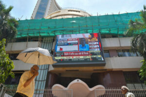 The stock market closed flat: भारतीय शेयर बाजार सपाट बंद, एफएमसीजी और मेटल में खरीदारी हुई ?