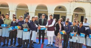 Fauladpur School : फौलादपुर विद्यालय में भामाशाह रामअवतार मास्टर का उपहार : 125 बच्चों को स्वेटर-जूते-जुराब वितरित ?