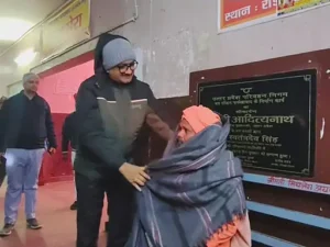 Blankets were distributed to those in need: फर्रुखाबाद डीएम ने शीतलहर में जरूरतमंदों को कंबल वितरित, सुरक्षा और सहायता सुनिश्चित की ?