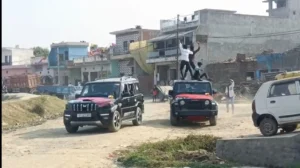 Moving vehicle : चलती गाड़ी की छत पर चढ़कर ये करतूत कर रहे थे युवक, वीडियो वायरल होकर पहुंच गया पुलिस तक ?