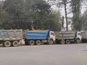 Illegal mining dumpers seized: जौनपुर में चार अवैध खनन डंपर सीज, ड्राइवर दस्तावेज नहीं दिखा पाए, कार्रवाई जारी ?